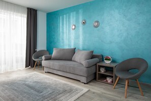 Leilighet – design, 1 soverom, balkong | Oppholdsområde | En 40-tommers Flatskjerm-TV med kabel-kanaler samt TV