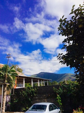 Coffres-forts dans les chambres, bureau, fer et planche à repasser