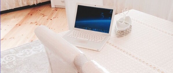 Coffres-forts dans les chambres, bureau, fer et planche à repasser