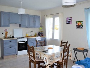 Dining - Charming House with Garden, Courtyard & WIFI in Perros-Guirec Near Port of Ploumanac'h (Perros-Guirec)