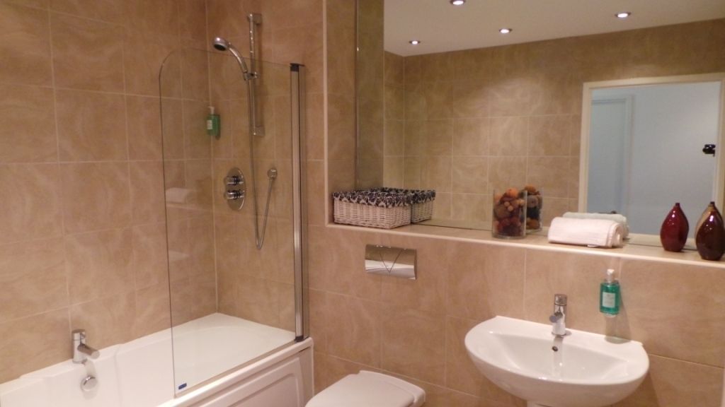 Executive Penthouse, 2 Bedrooms, Terrace, City View | Bathroom | Combined shower/tub, free toiletries, towels