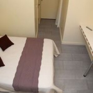 Työpöytä, silitysrauta/-lauta, ilmainen Wi-Fi, vuodevaatteet