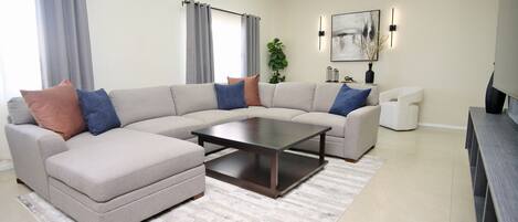 Departamento de lujo, 3 habitaciones (402) | Área de sala de estar | Televisión de pantalla plana y Netflix