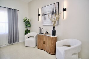 Luxe appartement, 3 slaapkamers (402) | Woonruimte | Flatscreentelevisie en Netflix