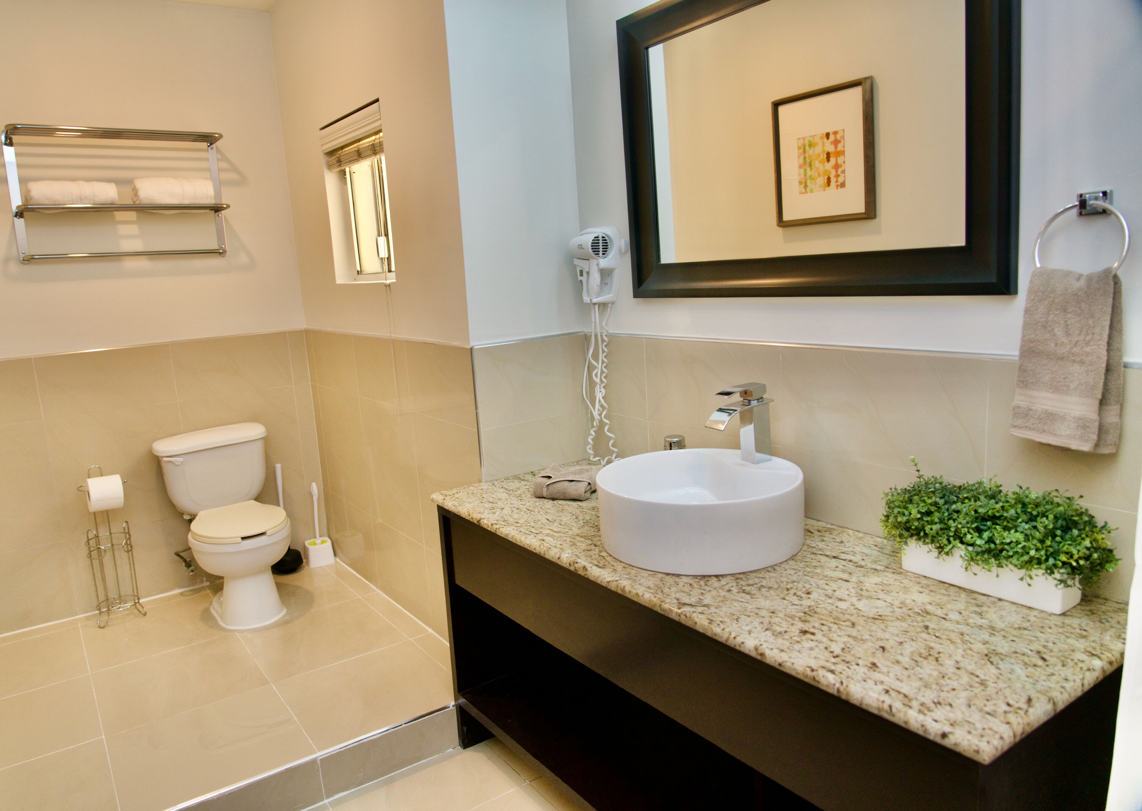 luxury apartment, 2 bedrooms (404) | bathroom | shower, free toiletries, hair dryer, towels