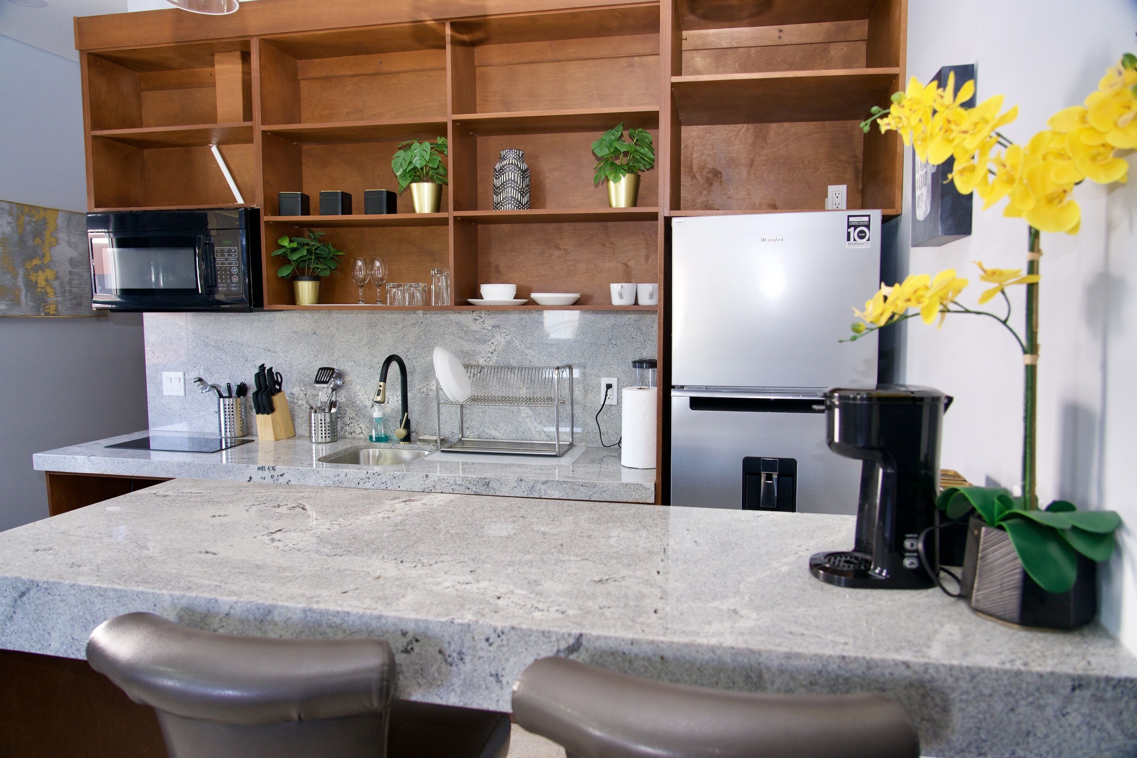 coffee/tea maker, freezer