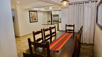 Appartement Luxe, 2 chambres (202) | Salle Ă manger