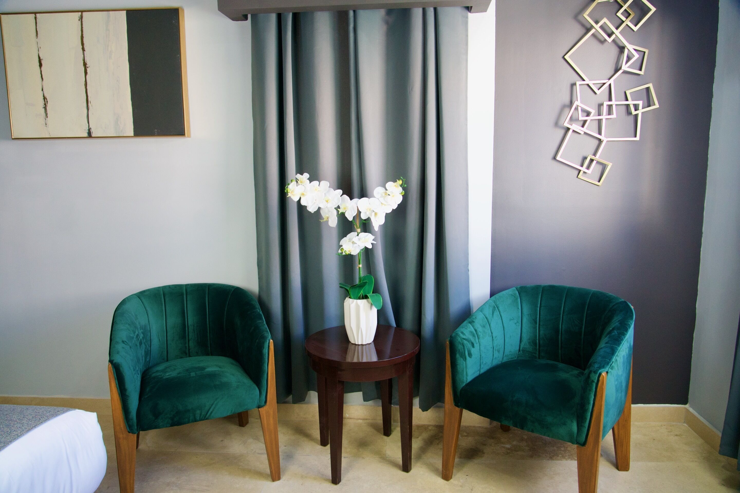 1 bedroom, individually decorated, individually furnished, desk