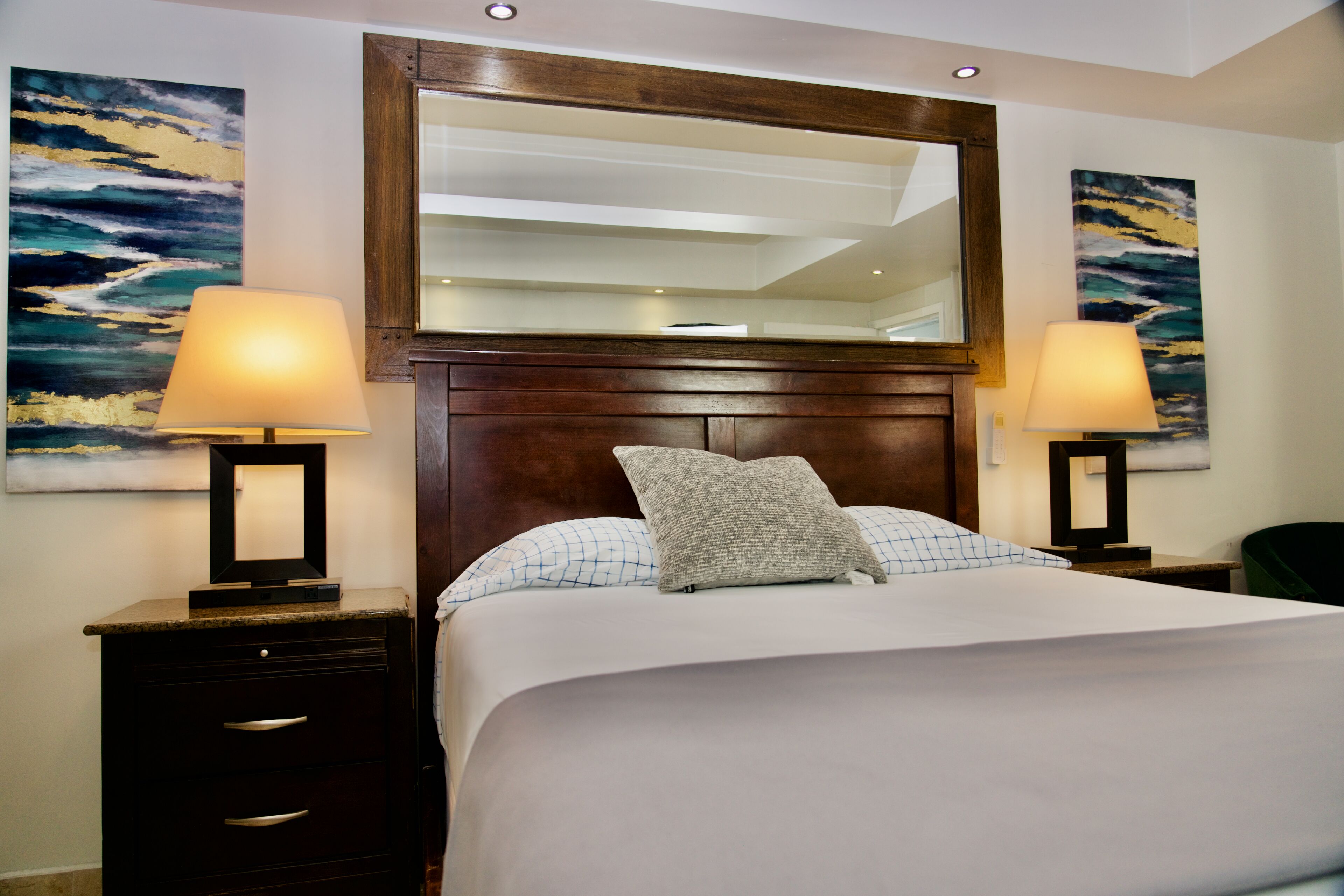 luxury suite, 1 queen bed (205) | 1 bedroom, individually decorated, individually furnished, desk