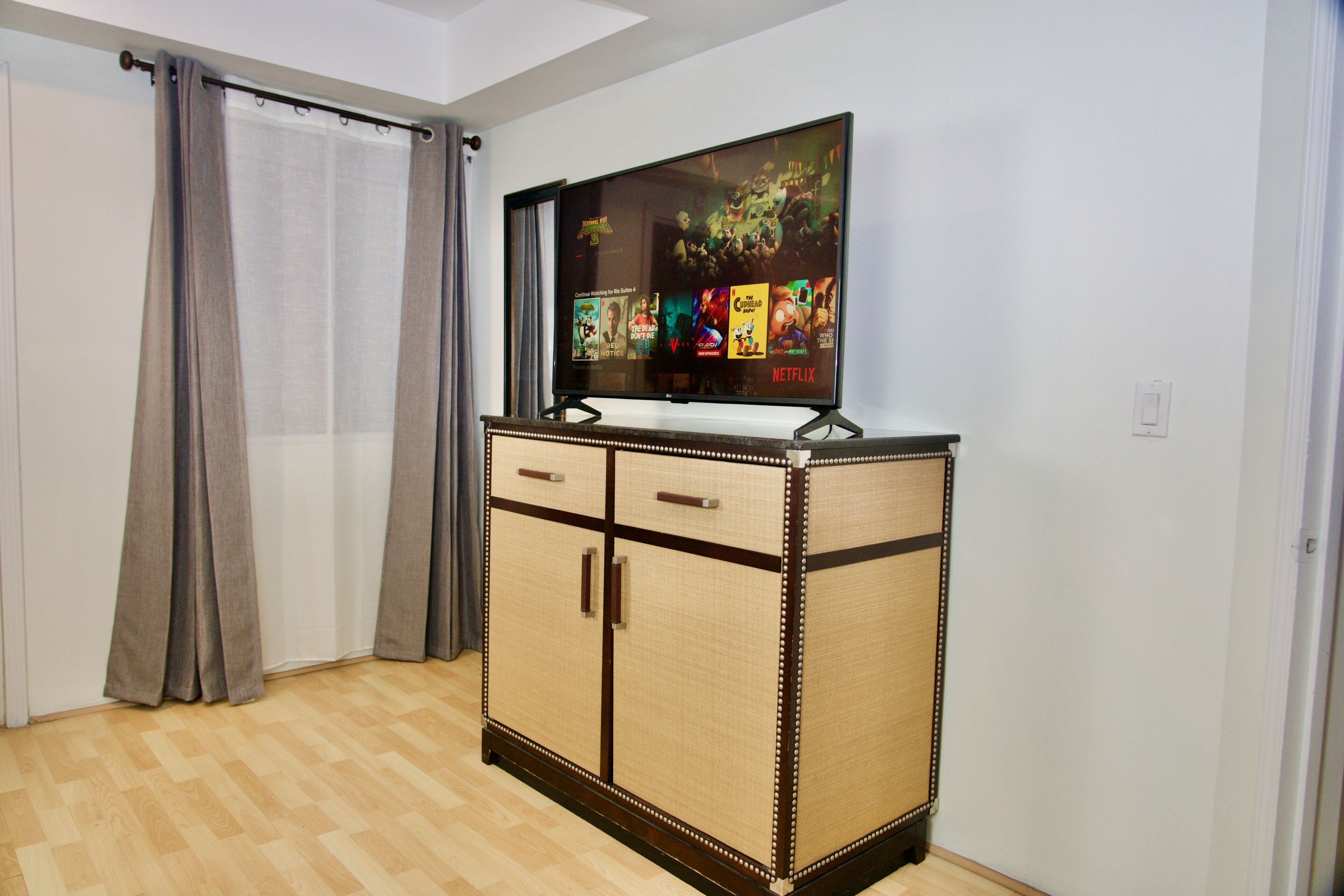 1 bedroom, individually decorated, individually furnished, desk