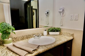 Regadera, amenidades de baño gratuitas, secadora de cabello, toallas