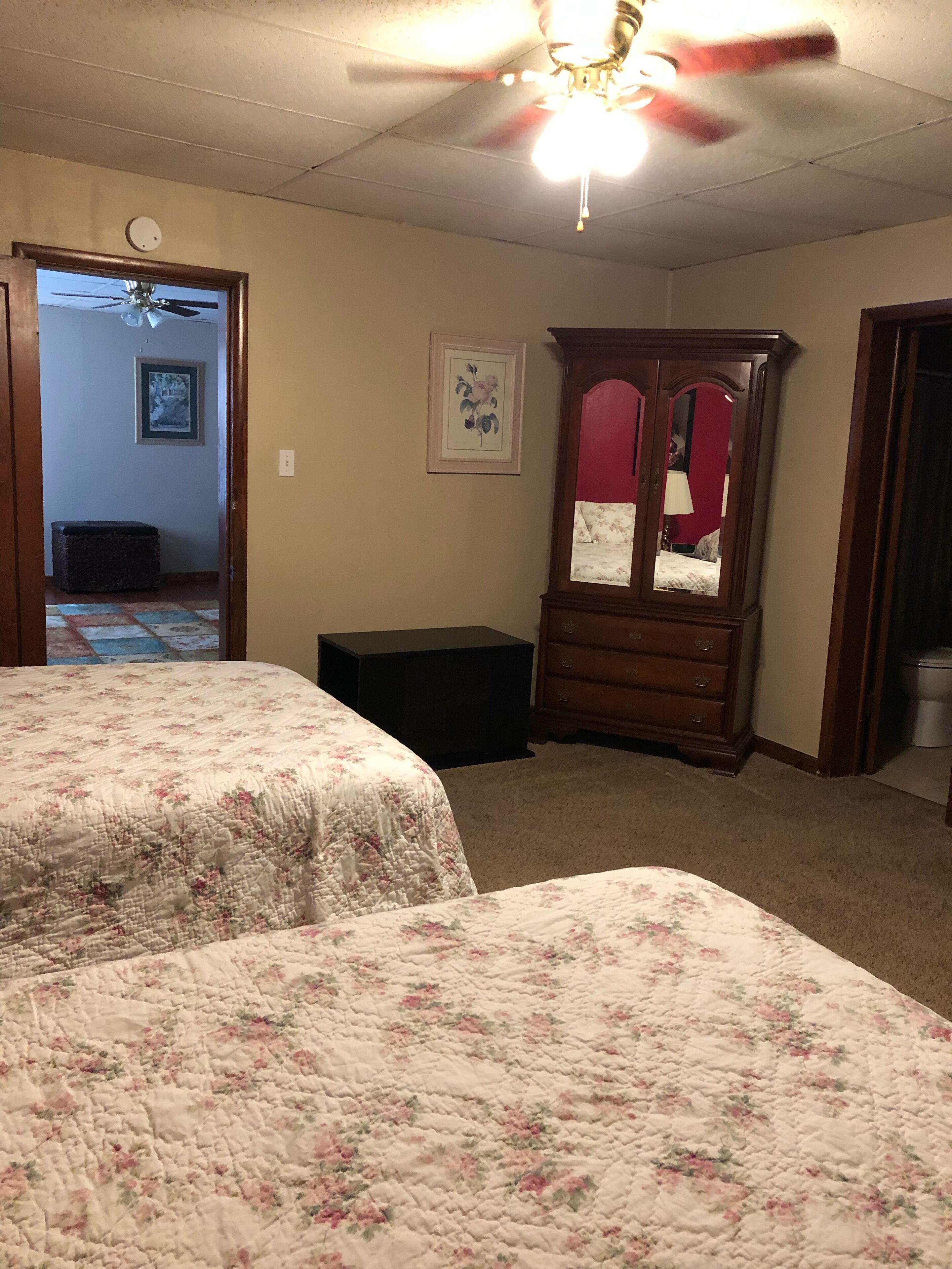 2 habitaciones, tabla de planchar con plancha y wifi gratis 