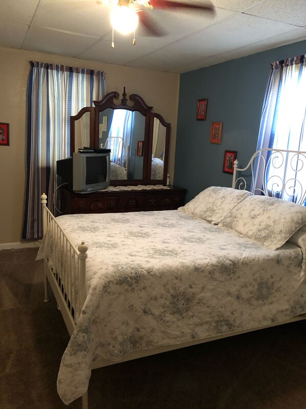 2 bedrooms, iron/ironing board, free WiFi, bed sheets