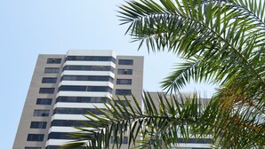 Un edificio alto y moderno con varios pisos y ventanas grandes.