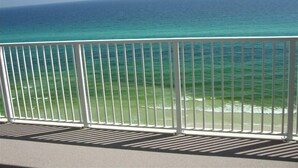 Un balcon avec vue sur l’océan.