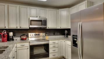 KĂŒhlschrank, Mikrowelle, Ofen, Herdplatte