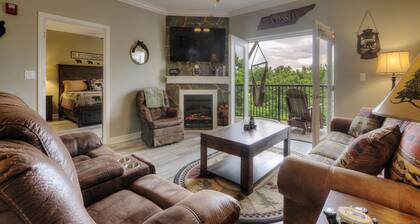Shirley's Mountain Blessing ft 1 King Bedroom 1.5 Bathrooms w/ Bunk Room