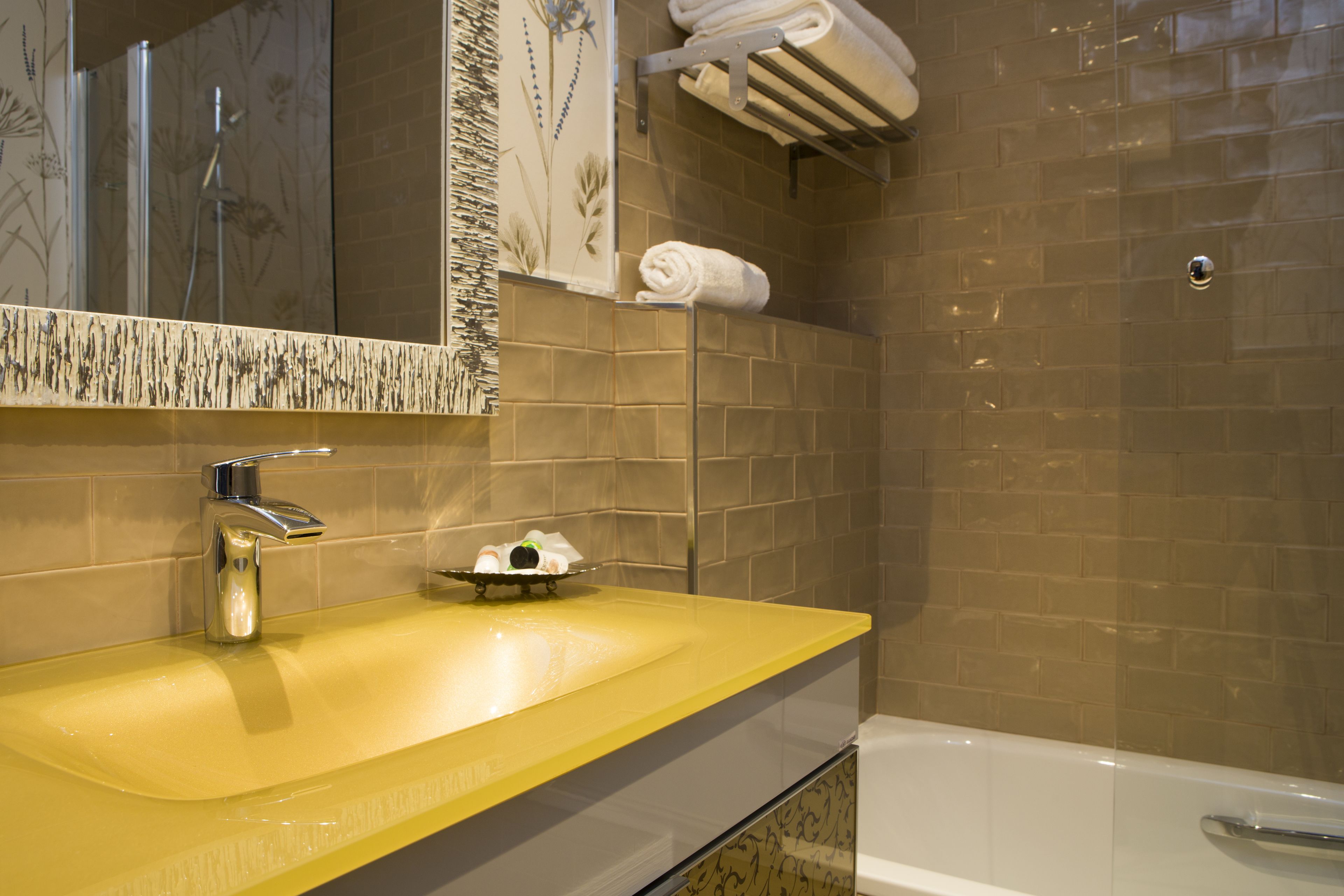 combined shower/bathtub, free toiletries, hair dryer, bidet