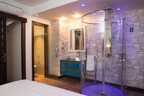 Une salle de bain moderne avec une douche à parois de verre, un meuble-lavabo avec un miroir et des toilettes.