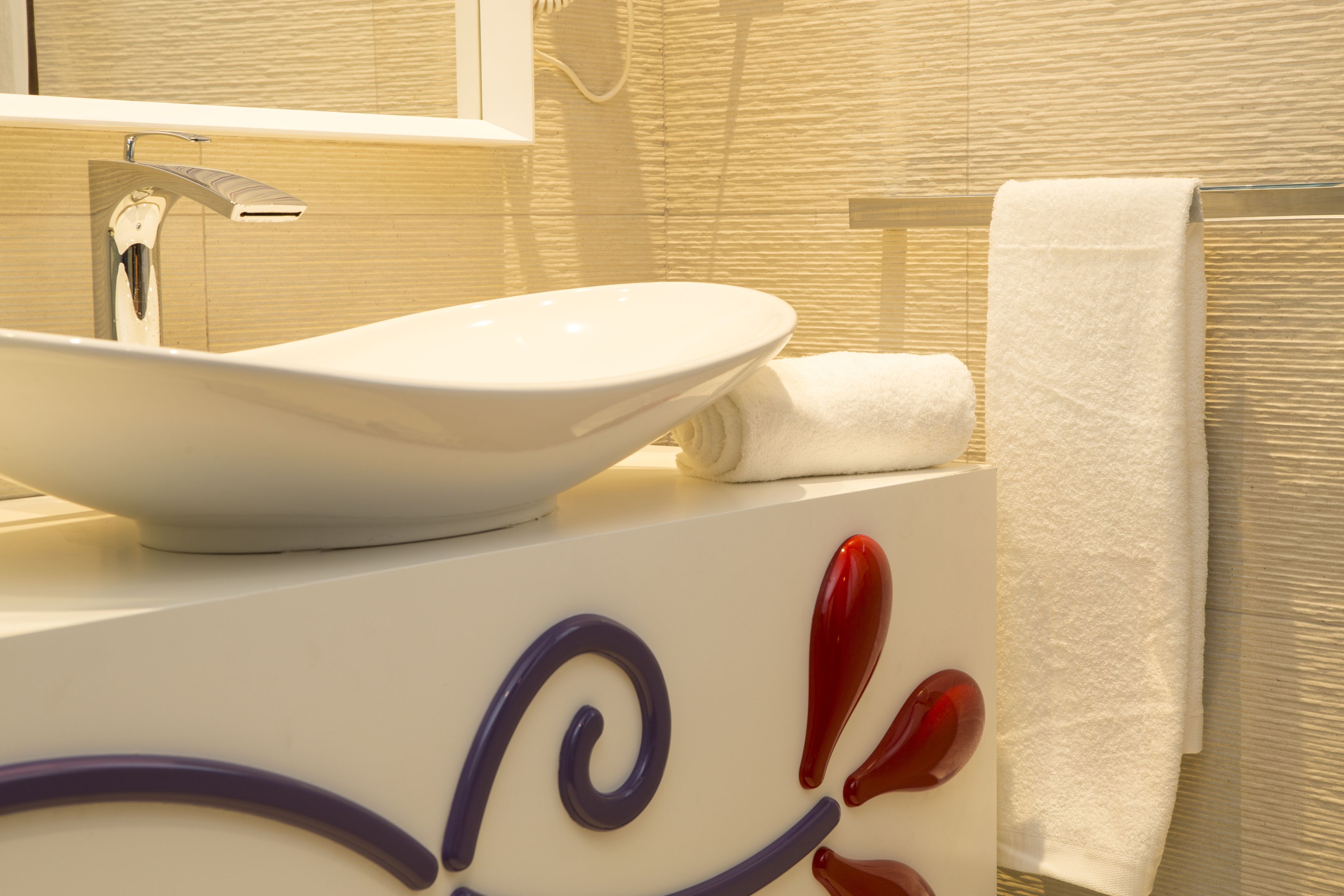 combined shower/bathtub, free toiletries, hair dryer, bidet