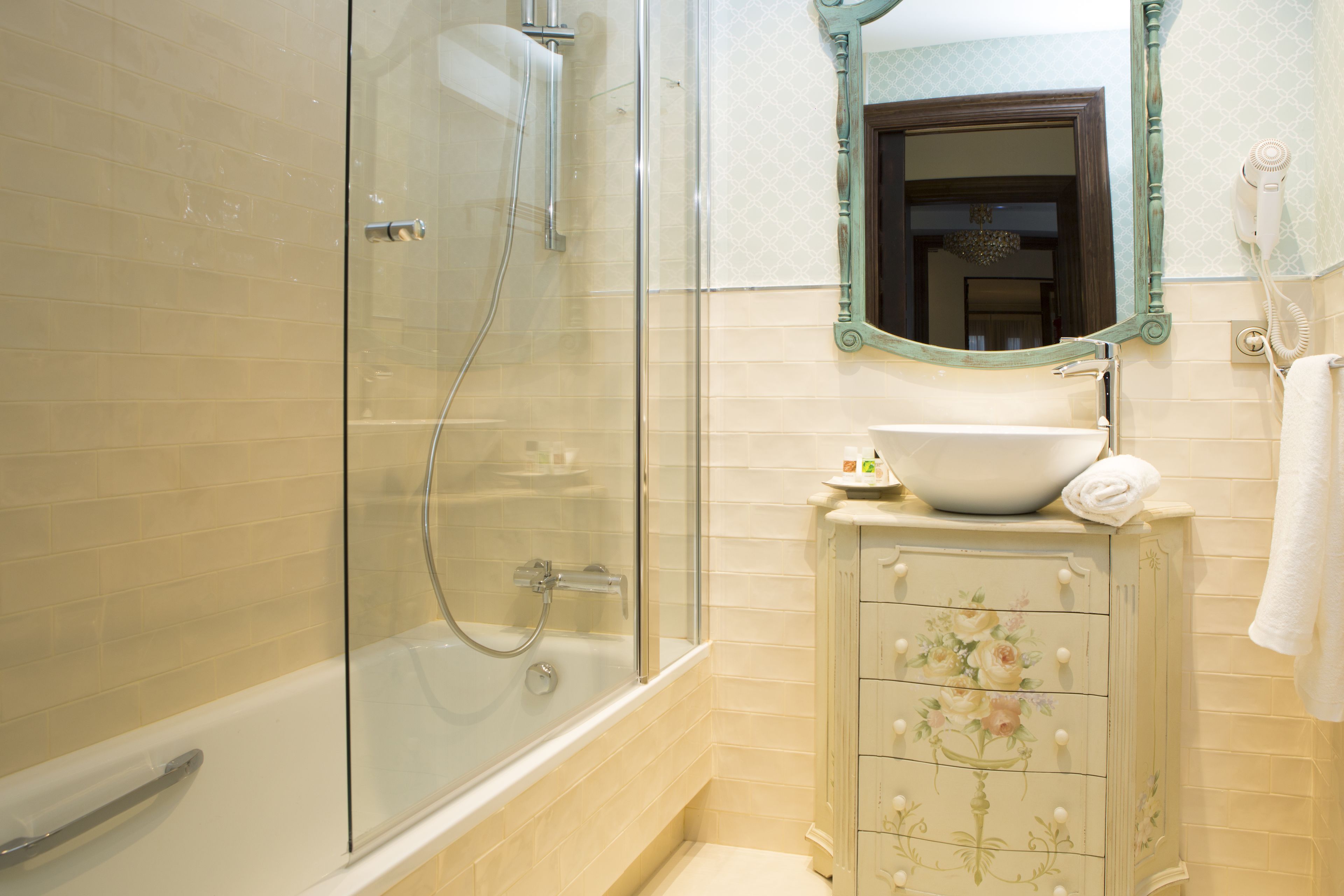 combined shower/bathtub, free toiletries, hair dryer, bidet