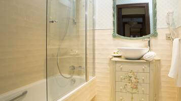 Ducha y bañera combinadas y artículos de higiene personal gratuitos