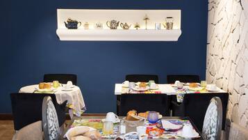 Petit déjeuner composé de spécialités régionales compris en semaine