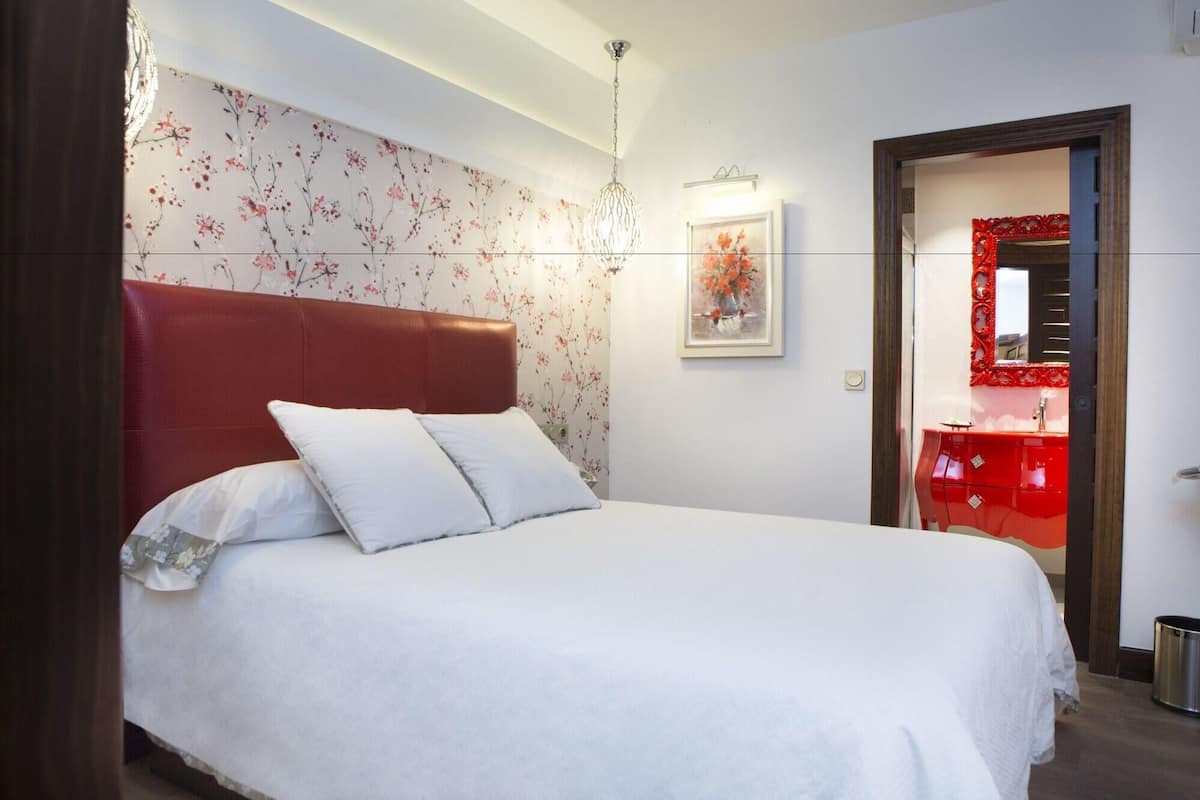 Egyptian cotton sheets, soundproofing, rollaway beds (surcharge)