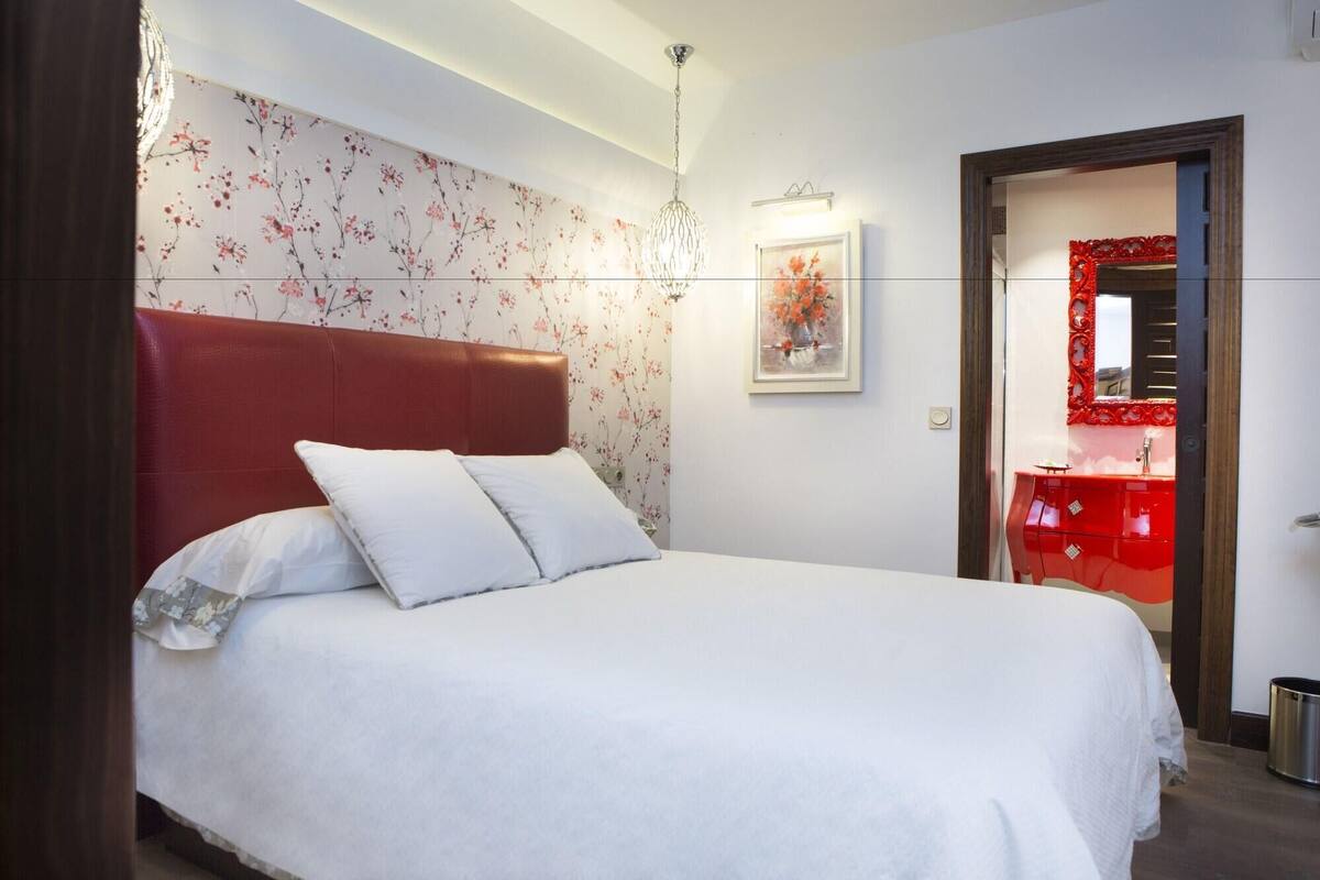 Egyptian cotton sheets, soundproofing, rollaway beds, free WiFi