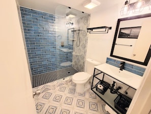 Bathtub, hair dryer, towels, soap - Magic Mouse Vacation Rentals #3 ~ Entire Condo Next to Disneyland (Anaheim)