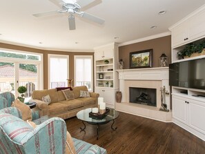 تلفزيون ذكي، مدفأة، ألعاب فيديو، مشغل دي في دي