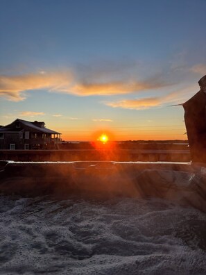 Outdoor spa tub - Owner Managed, Pool, Hot Tub, EV Charger, Putt Putt, Corn Hole, Linens Included… (Nags Head)
