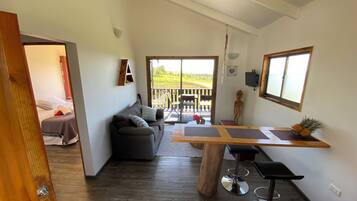 KAHUREA | Área de sala de estar | Televisión de pantalla plana y piso con calefacción