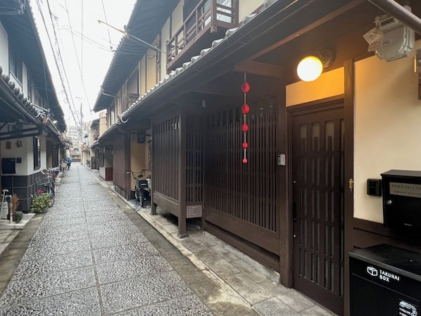 Exterior - Maeniiya Machiya Inn (Kyoto)