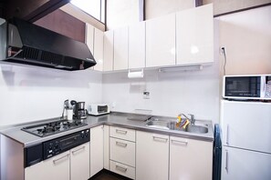 Casa adossada tradicional, 2 dormitoris | Cuina privada | Frigorífic, microones, forn i placa de cuina 