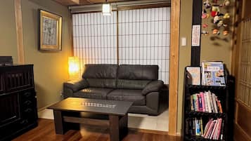 Casa de ciudad tradicional, 3 habitaciones, vista a la ciudad | Sala de estar | Televisión de pantalla plana de 40 pulgadas con canales por cable