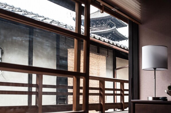 Traditionele resortwoning, 3 slaapkamers, uitzicht op de stad | 3 slaapkamers, luxe beddengoed, een bureau, een strijkplank/strijkijzer