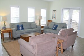Smart TV, video games, DVD player, books - Starfish&Coffee, sleeps 10, extra living space, 2 king beds, + beach & kid gear (Santa Rosa Beach)