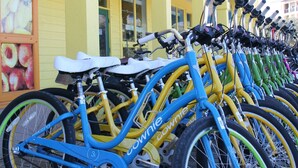 Une rangée de vélos est garée devant un bâtiment jaune sur lequel on peut lire l’inscription « Big Daddy’s ».
