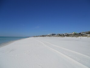 Sun-loungers, beach towels - Starfish&Coffee, sleeps 10, extra living space, 2 king beds, + beach & kid gear (Santa Rosa Beach)