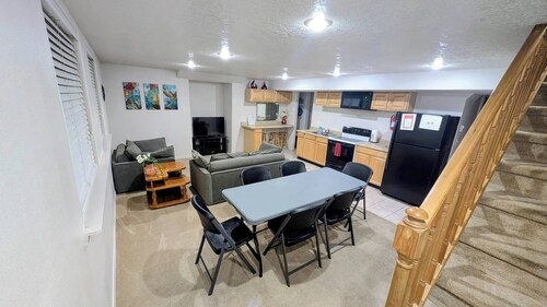 2 King Beds - 2 bedrooms - Basement Apt w/Kitchen