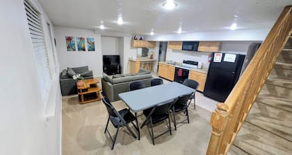 2 King Beds - 2 bedrooms - Basement Apt w/Kitchen