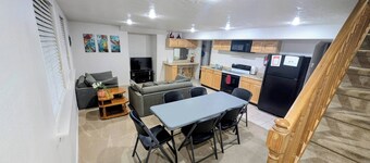 2 King Beds - 2 bedrooms - Basement Apt w/Kitchen