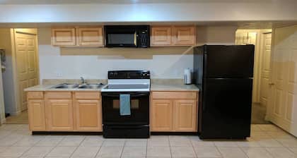 2 King Beds - 2 bedrooms - Basement Apt w/Kitchen