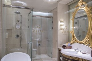 Douche, articles de toilette gratuits, sèche-cheveux, peignoirs