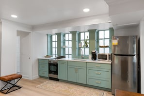 Geladeira, micro-ondas, fogão, cooktop
