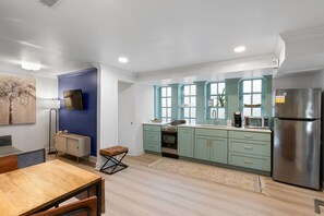 Kylskåp, mikrovågsugn, ugn och spishäll