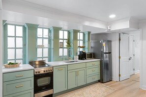 Refrigerador, microondas, horno, placa de cocina