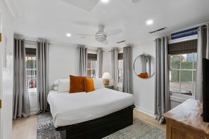 1 habitación, tabla de planchar con plancha, cuna de viaje y wifi 