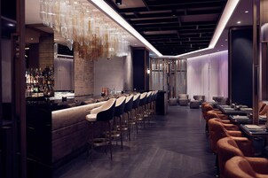 2 bares y 1 salón en el vestíbulo
